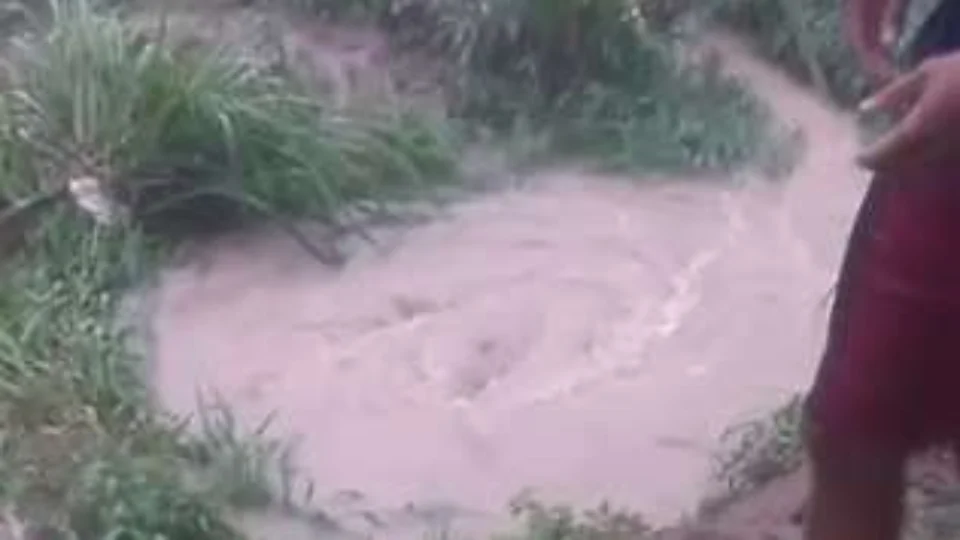 Adolescente é “sugada” por bueiro no primeiro dia de aula