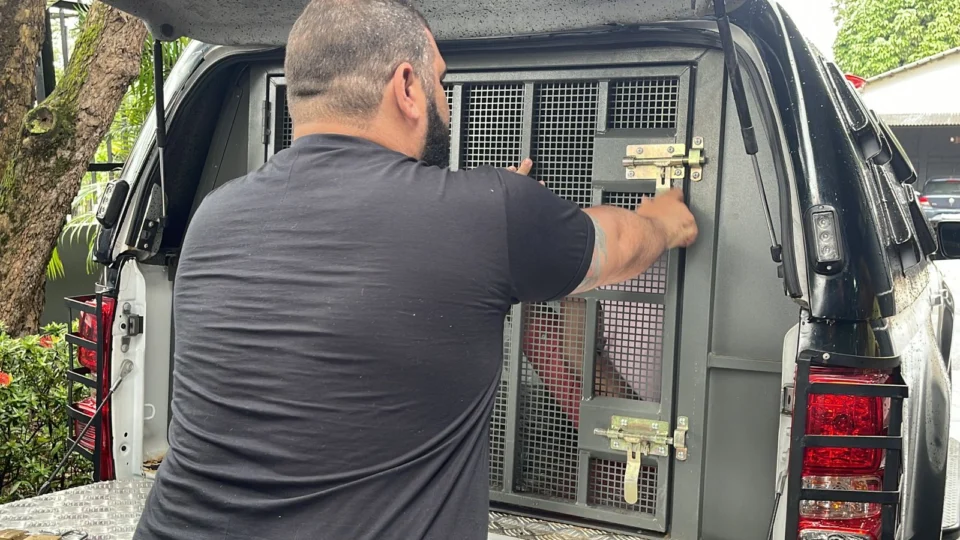 Dois homens são presos por roubo de um caminhão de combustível em Manaus