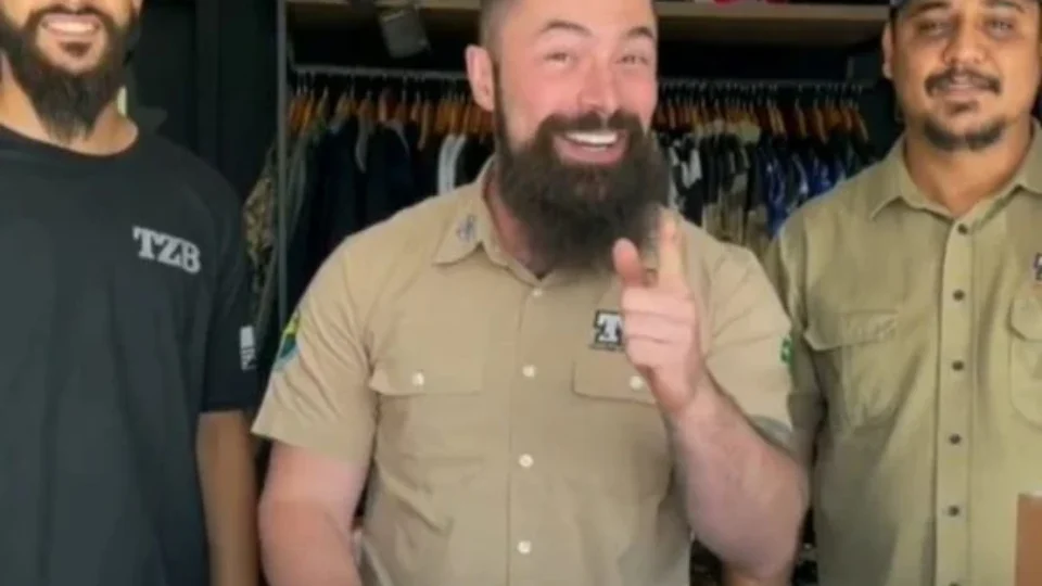 VEJA VÍDEO: Clube de tiro ironiza Lula e exibe livros ‘recheados’ com armas