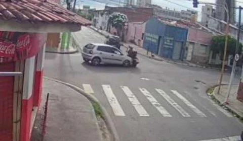 Ocupantes de moto são arremessados durante colisão com carro