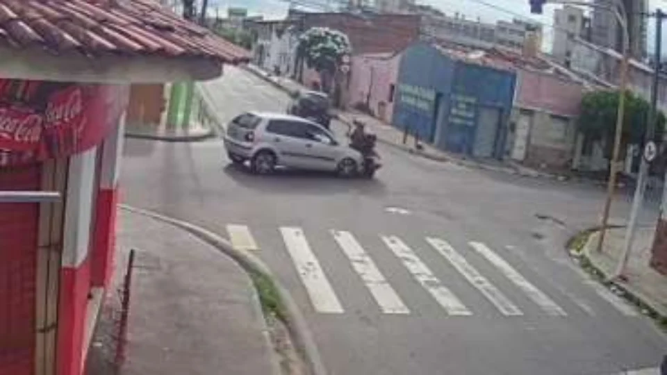 Ocupantes de moto são arremessados durante colisão com carro