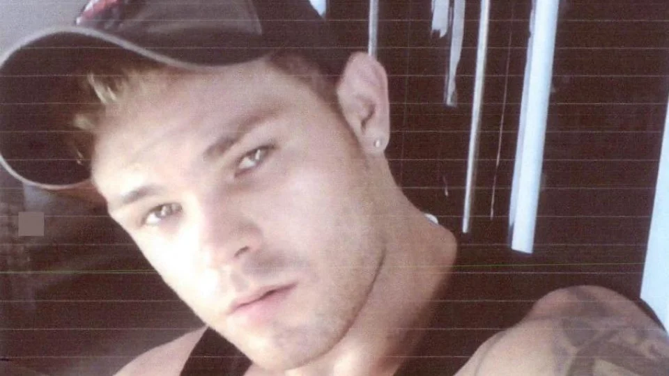 Homem que assassinou mãe com facadas, torturou e matou os tios