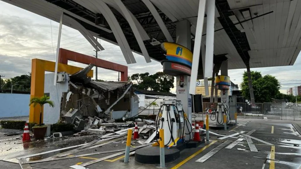 Veja vídeo: bandidos explodem posto de combustíveis para levar cofre