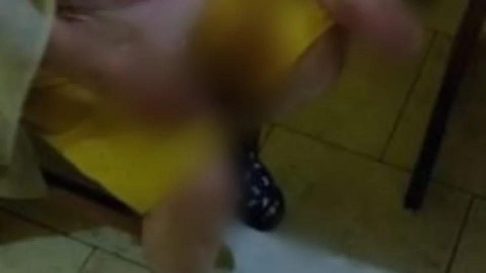 Idosa é torturada por assaltantes e tem os dois dedos cortados