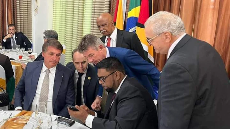 Bolsonaro e governador de Roraima se reúnem com presidente da Guiana para discutir obras de infraestrutura