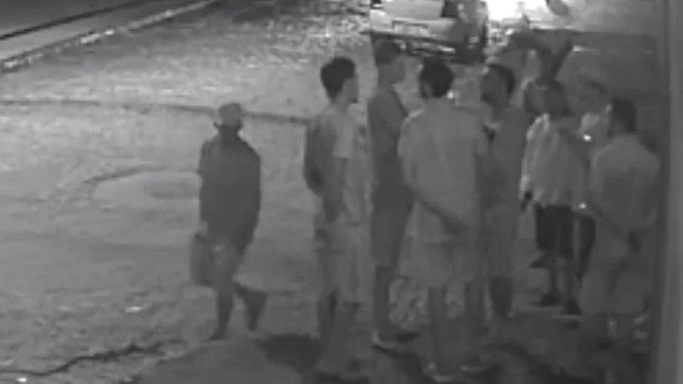 Jovem é espancado, morto e imagens são divulgadas; veja vídeo