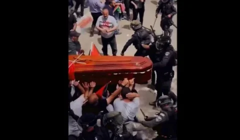VEJA VÍDEO: Polícia israelense reprime funeral de jornalista palestina