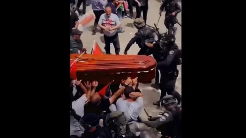 VEJA VÍDEO: Polícia israelense reprime funeral de jornalista palestina