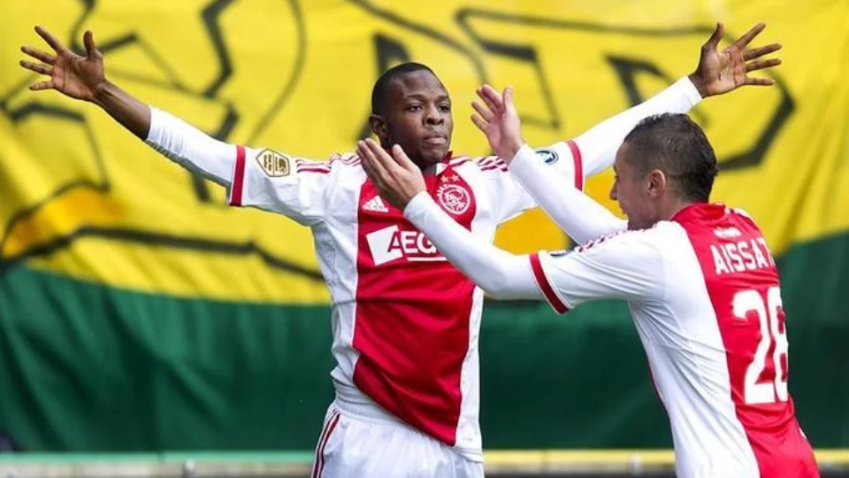 Ex-Ajax morreu após ser espancado pela família, diz imprensa holandesa