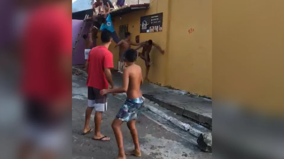 VEJA VÍDEO: suposto assaltante é espancado por moradores no AM