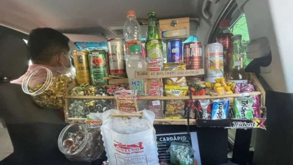 Motorista de aplicativo viraliza com “mercadinho” no carro