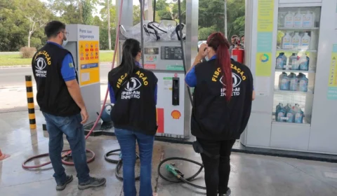 Fiscalização interdita postos de combustíveis em Manaus