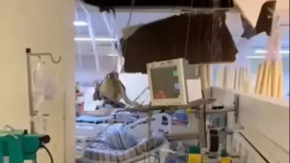 Forro do teto de hospital cai e água de cano estourado atinge pacientes; veja vídeo