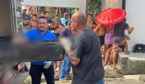 Corpo de jovem assassinado no bairro Jorge Teixeira é removido