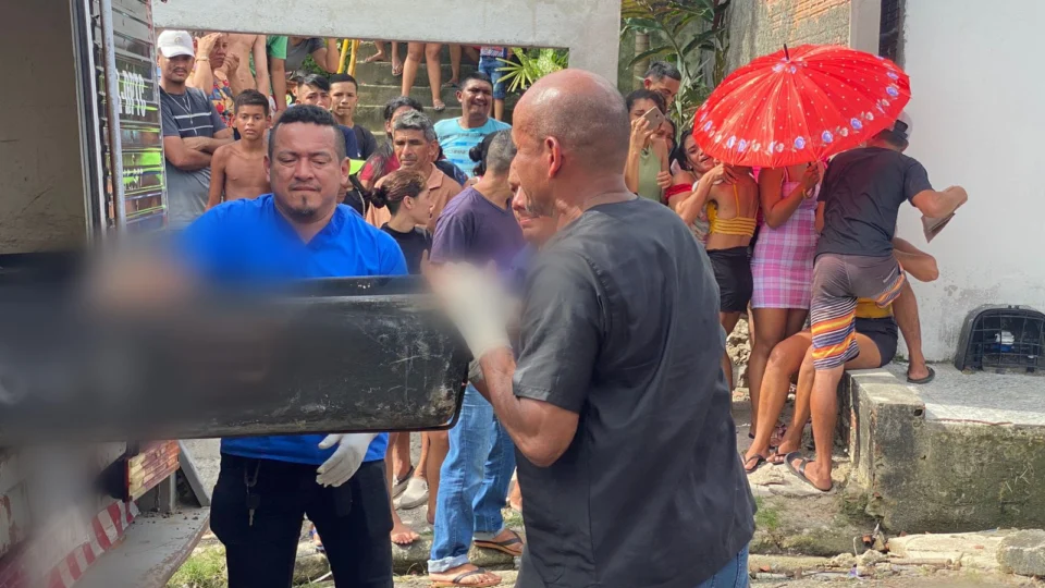 Corpo de jovem assassinado no bairro Jorge Teixeira é removido