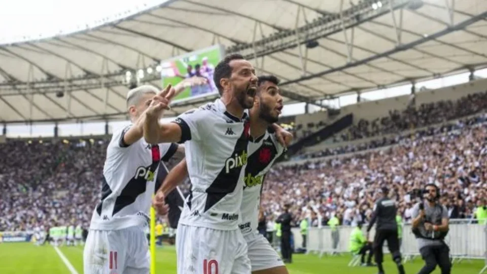 Vasco vence Cruzeiro, quebra invencibilidade do rival e se firma no G4