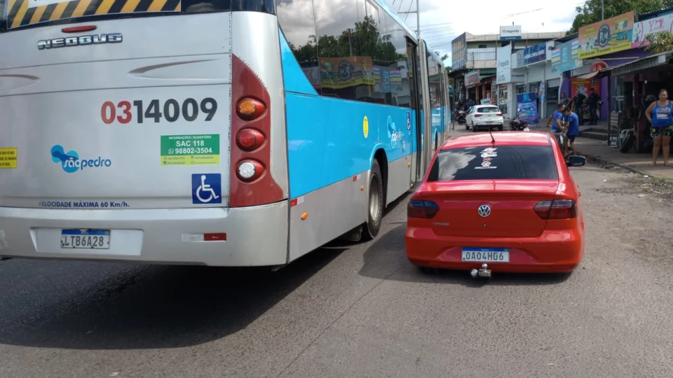 Mulher morre com a cabeça esmagada em acidente de ônibus