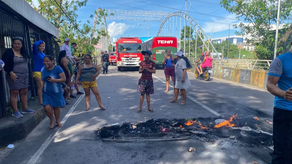 População faz manifestação e reivindica auxílio enchente no São Jorge