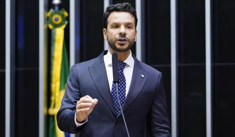 Deputado é alvo de envolvimento em assalto, crack e fetiche