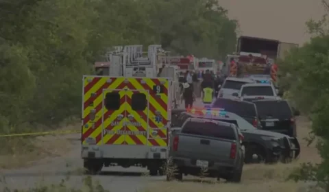 Caminhão é encontrado com mais de 40 pessoas mortas