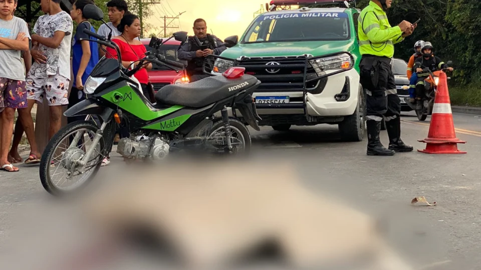 Motociclista tem cabeça esmagada por carreta em acidente na zona Leste de Manaus