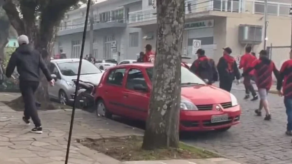 Briga entre torcidas de Juventude e Athletico-PR deixa feridos