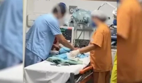 Bebê é atingido por panela jogada pelo pai durante briga