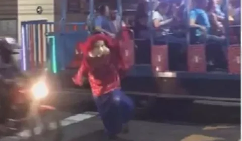 Veja vídeo: jovem fantasiado de Fofão é atropelado ao descer de carreta