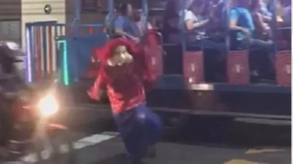 Veja vídeo: jovem fantasiado de Fofão é atropelado ao descer de carreta