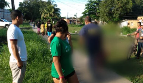 Travesti é encontrada morta em praça no Jorge Teixeira
