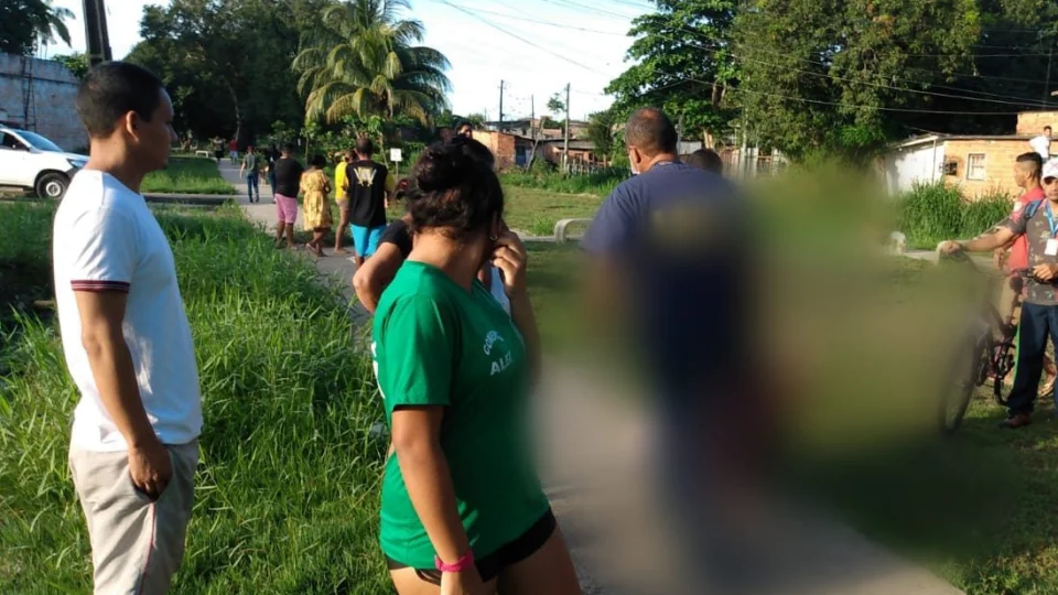 Travesti é encontrada morta em praça no Jorge Teixeira