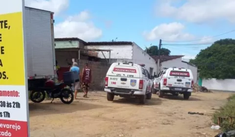 Homem é encontrado morto com facadas no rosto e no tórax