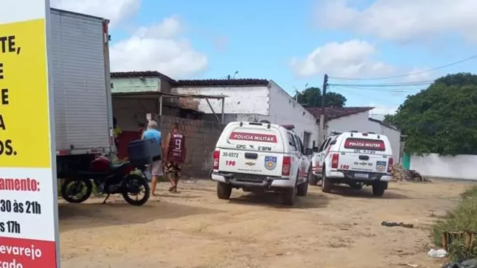Homem é encontrado morto com facadas no rosto e no tórax