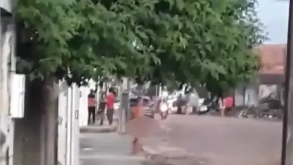 Homem sai de casa sem roupa e é espancado até a morte em surto psicótico