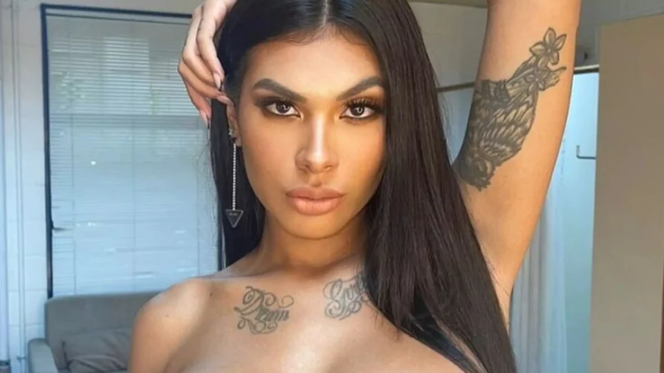 Pocah esquece a calcinha e publica foto quente