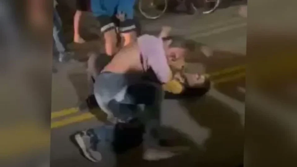 VEJA VÍDEO: Vice-diretor é filmado socando jovem na porta de escola