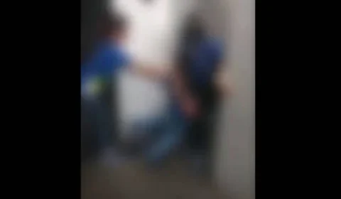 VEJA VÍDEO: Aluna vítima de bullying leva mata-leão e desmaia em escola