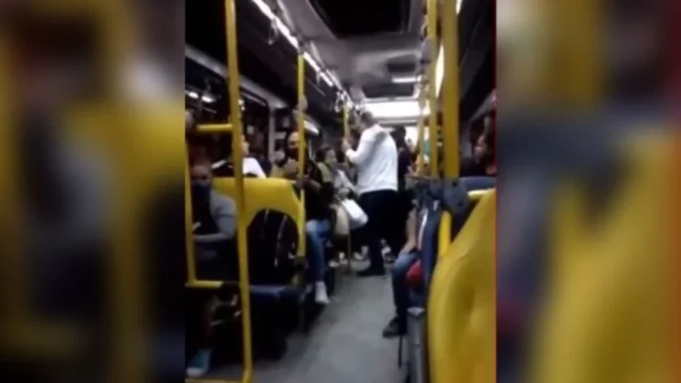VEJA VÍDEO: Homem expulsa idoso de ônibus por assediar jovem