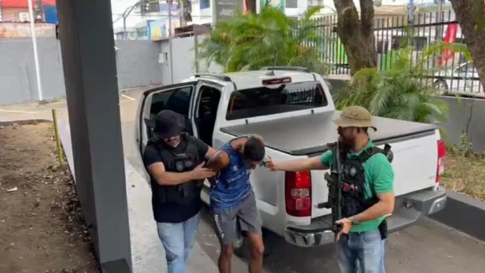 VEJA VÍDEO: assaltante que fez funcionários de empresa reféns é preso