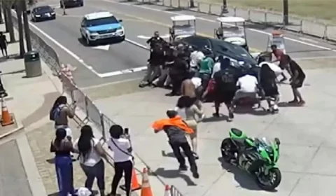VEJA VÍDEO: motociclista é esmagado por veículo