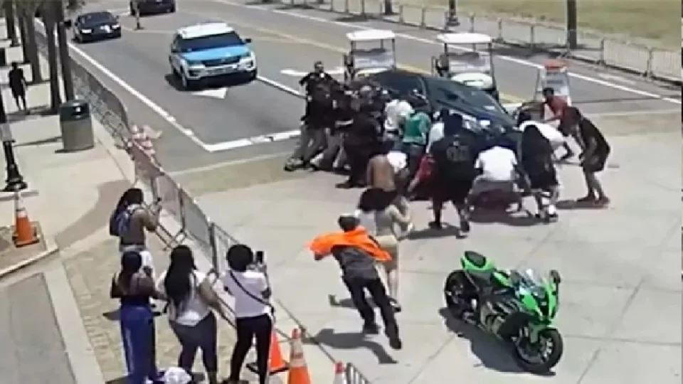 VEJA VÍDEO: motociclista é esmagado por veículo