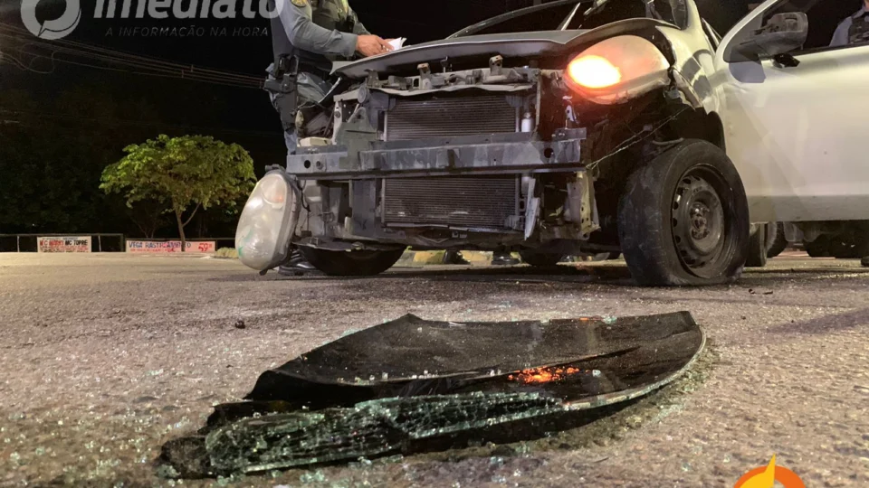 Carro capota após fuga de assaltantes no bairro Novo Aleixo