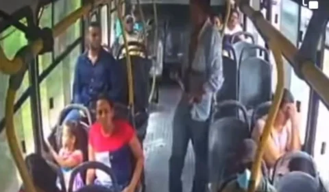 VEJA VÍDEO: passageiro salta de ônibus em movimento ao perceber assalto