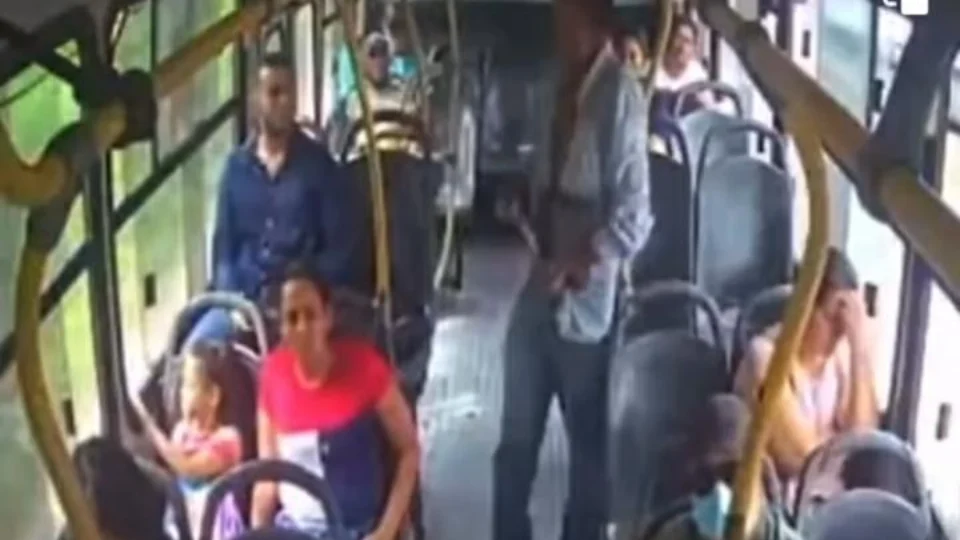 VEJA VÍDEO: passageiro salta de ônibus em movimento ao perceber assalto