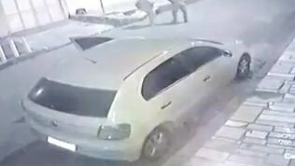 VEJA VÍDEO: assaltante ameaça vítimas com faca em bairro de Manaus