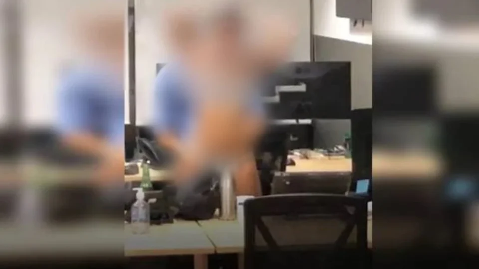 Vídeo: um casal foi gravado em cena de sexo em escritório