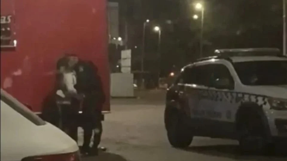 Vídeo: fardado, PM é filmado trocando beijo com mulher durante trabalho