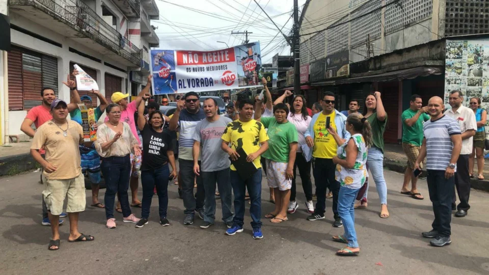 VÍDEO: moradores de Manaus impedem instalações de medidores da Amazonas Energia