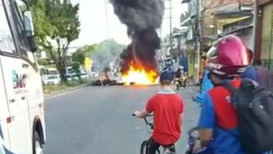 Moradores da comunidade da Sharp fazem manifestação e pedem socorro