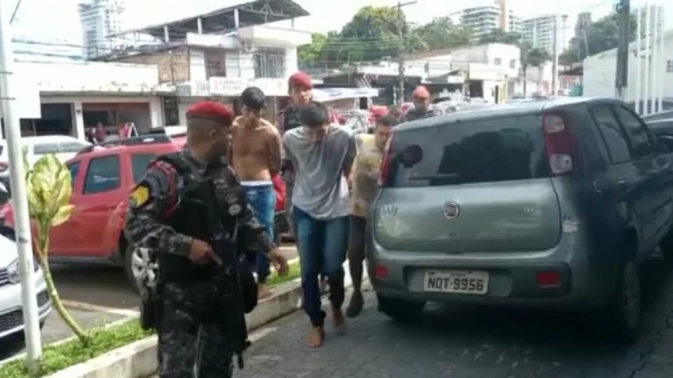 Operação prende 4 jovens com armas no bairro da União em Manaus
